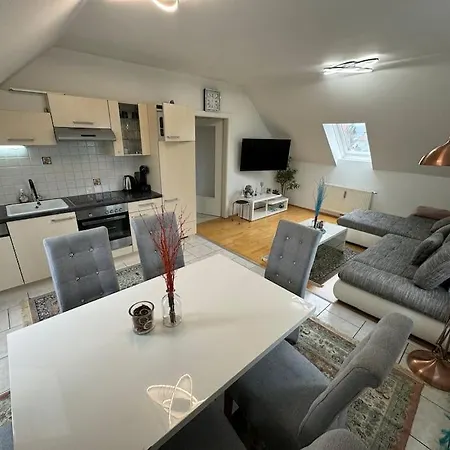 Grosszuegige Mit Parkplatz 아파트